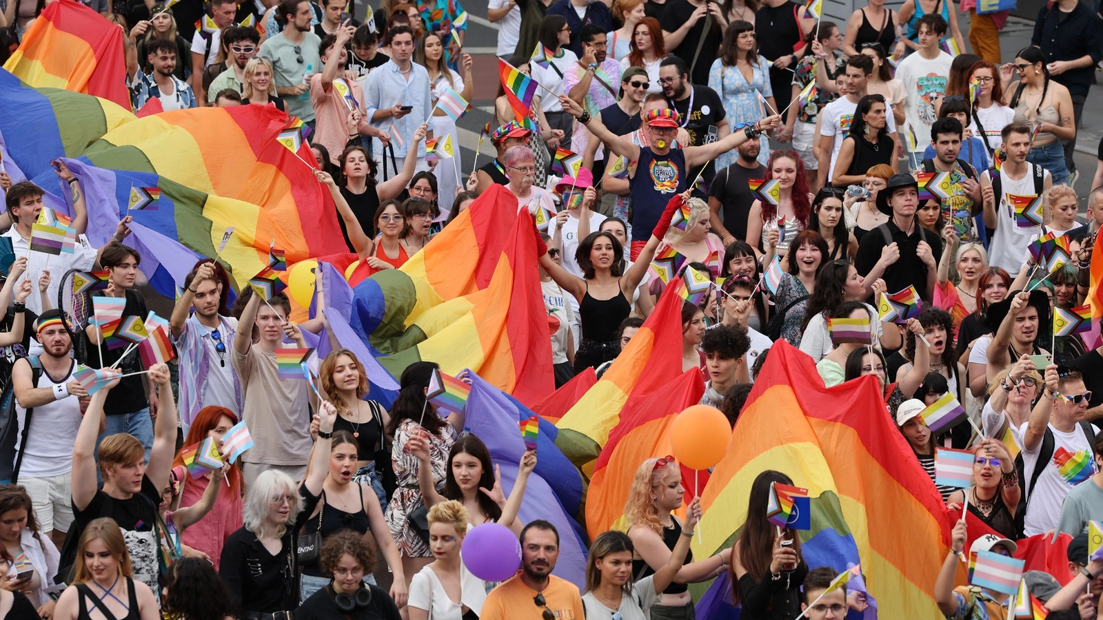 VIDEO Bucharest Pride a început, în Piața Victoriei: Membrii comunității cer urgent schimbarea legii