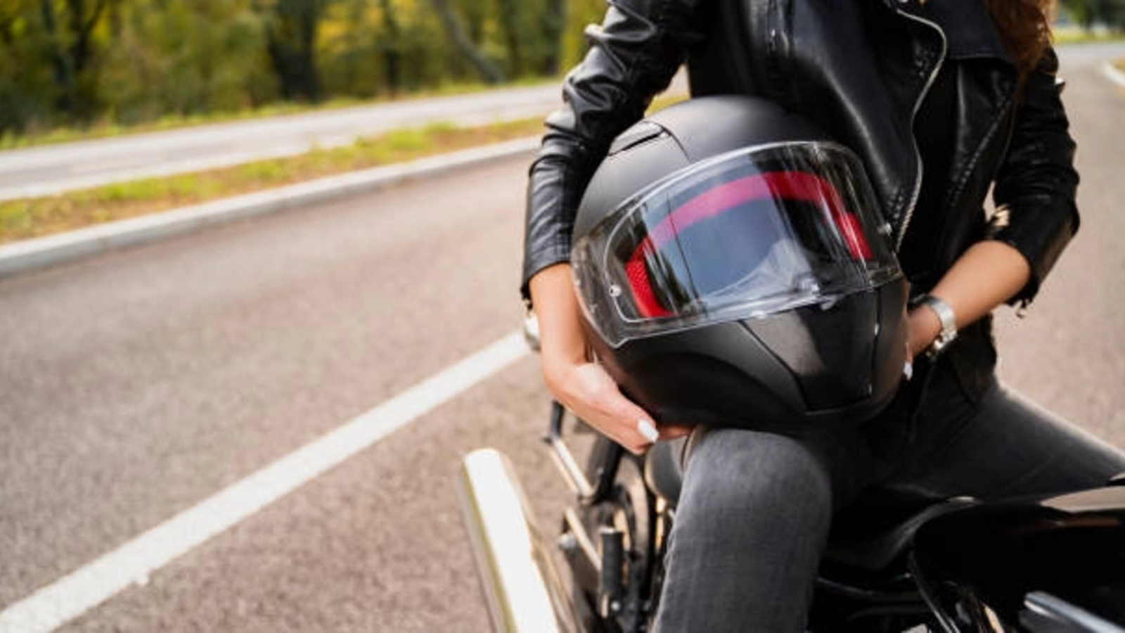 Ce reprezintă o cască de motociclist lăsată pe asfalt: Nu este un obiect uitat, ci un semn care poate salva vieți
