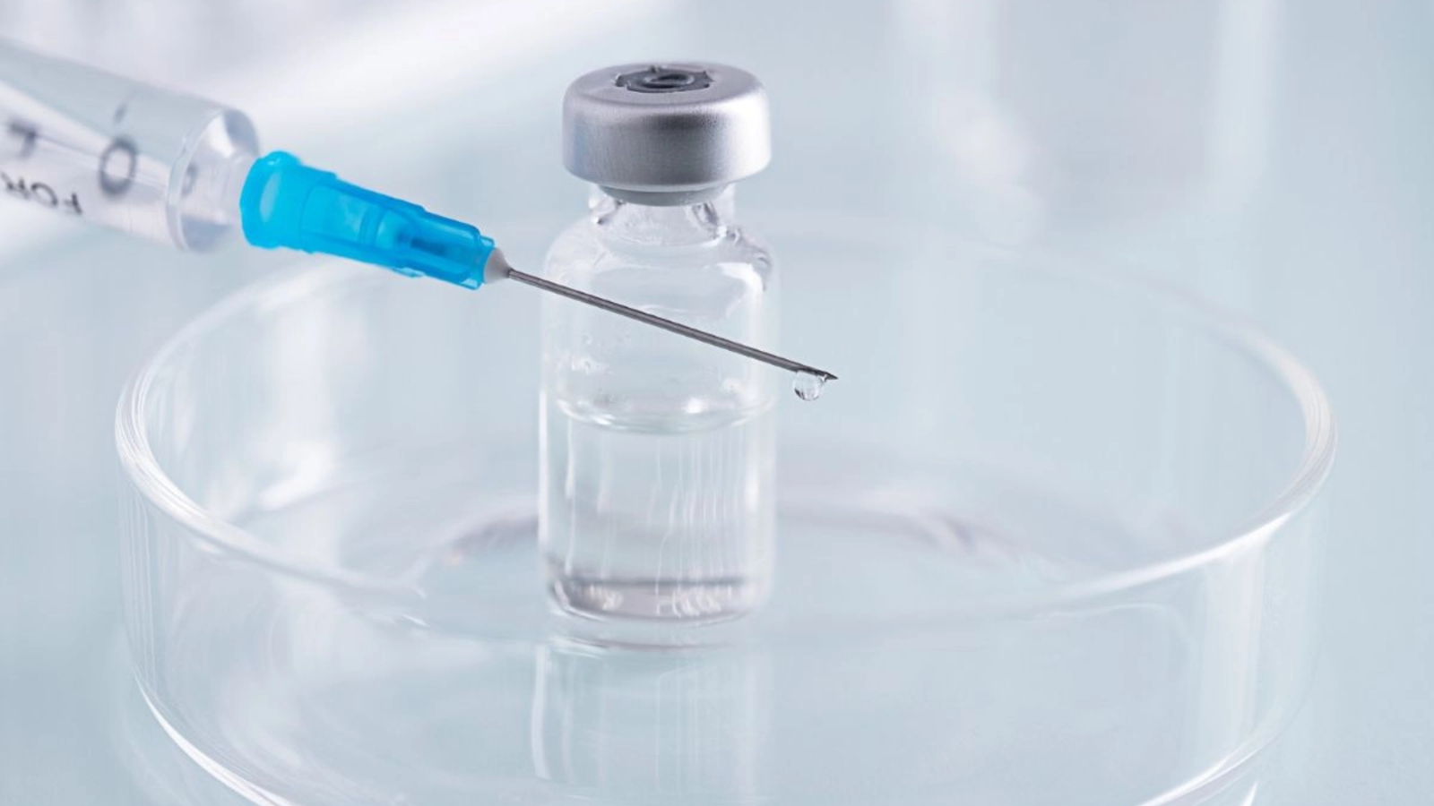 Cum a ajuns o injecție vitală pentru bebeluși cea mai nouă țintă a teoriilor conspirației în România