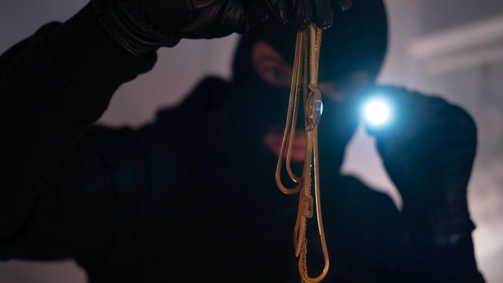 4 lucruri pe care să nu le ții în casă: Acționează ca un magnet pentru hoți