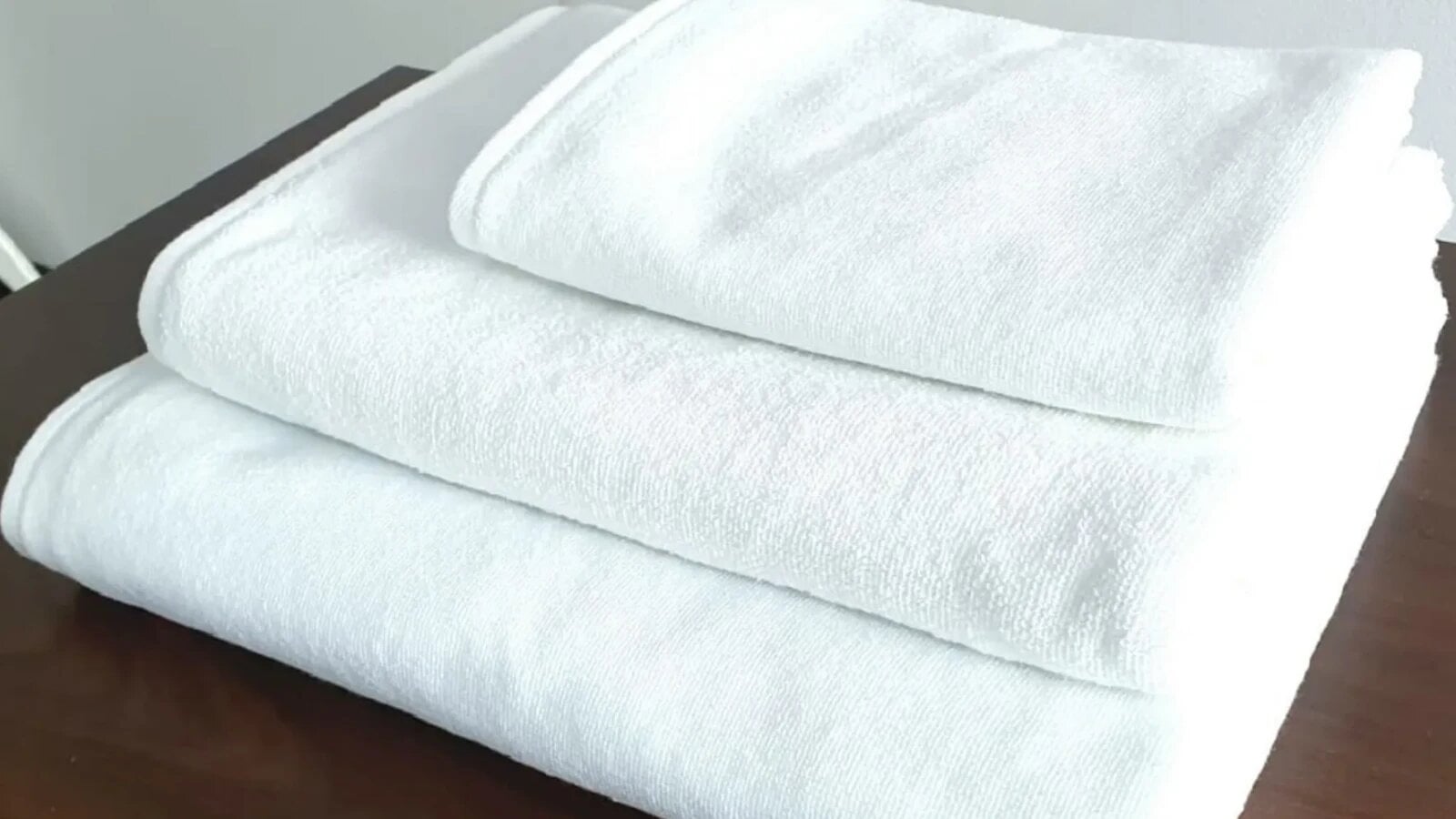 Decizia severă a unui hotel din România: ce vor fi nevoiți să facă turiștii care murdăresc prosoapele din cameră. Mulți spun că măsura este exagerată