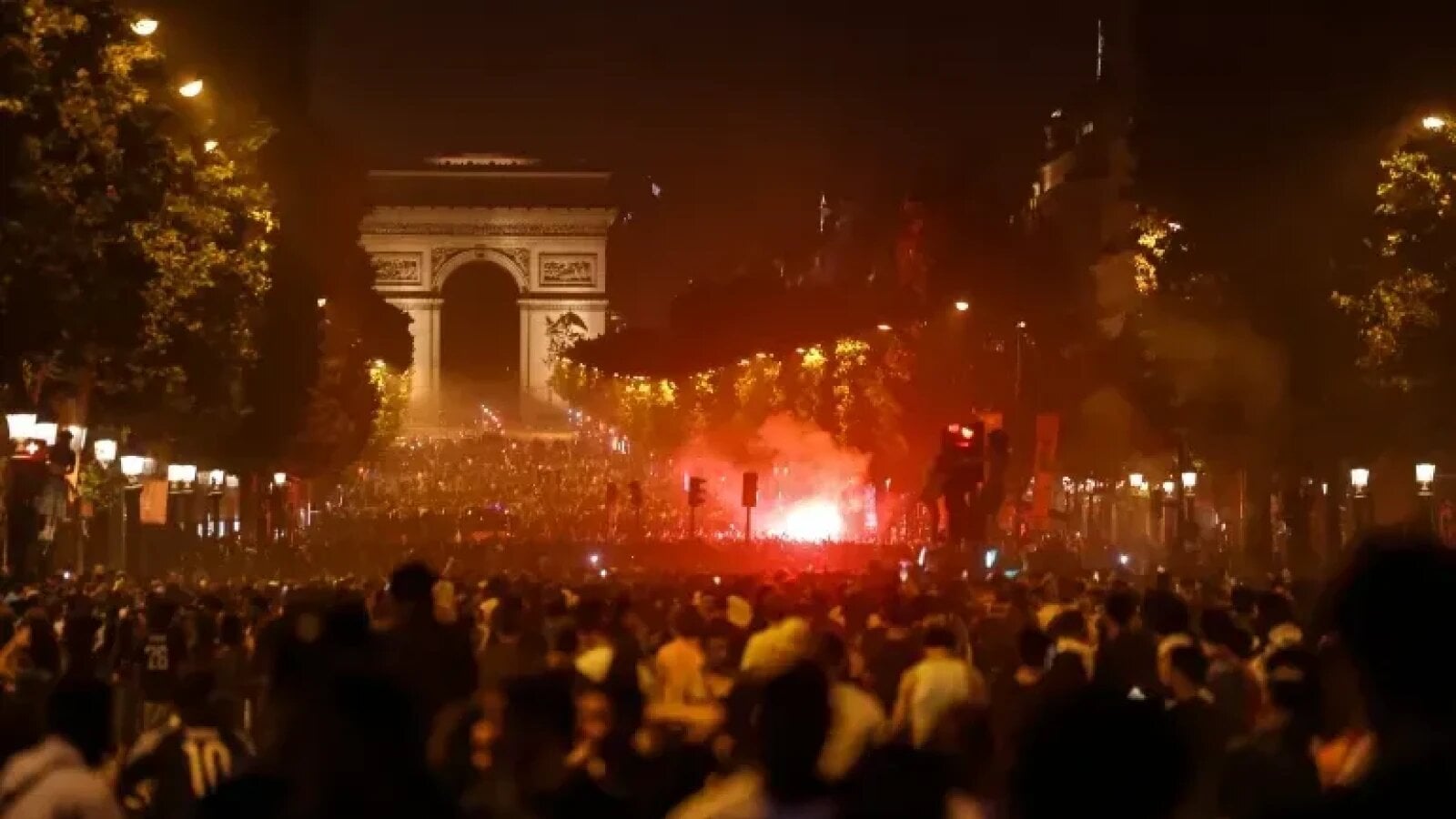 Aproape 900 de persoane au fost reţinute după violenţele izbucnite la sărbătoarea PSG