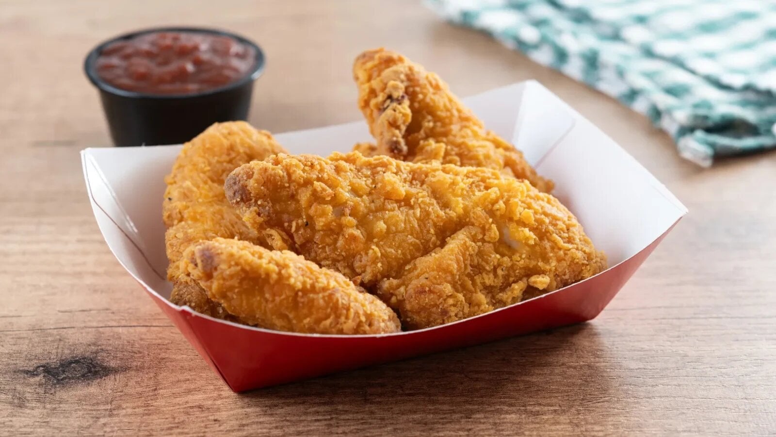 Viermi găsiți într-o porție de strips la un KFC din Sibiu: 'Când le-a rupt, se vedeau'