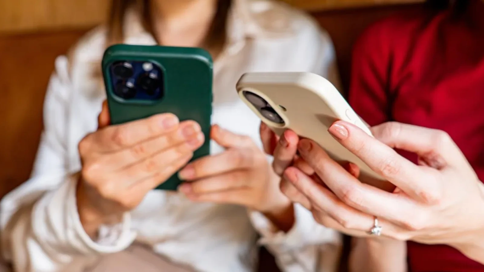 Autoritățile din Suedia le cer părinților să lase telefoanele deoparte când sunt cu copiii