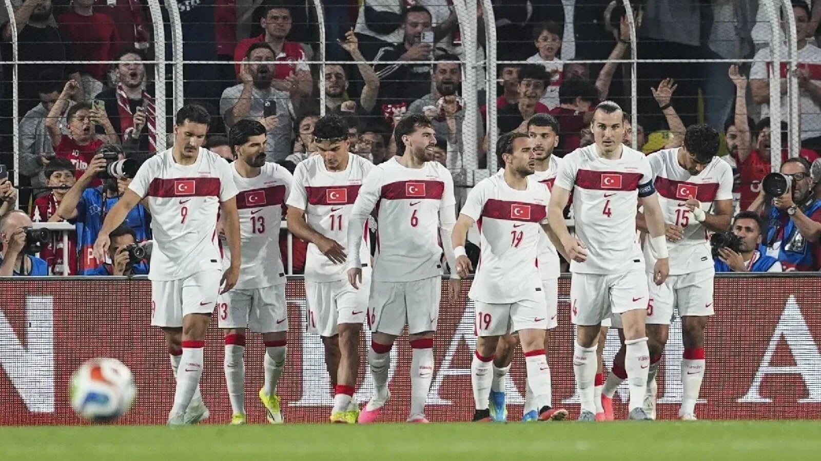 Surpriză uriașă la Cupa Mondială: Australia învinge Turcia cu 2–0 și urcă pe locul doi în grupa D